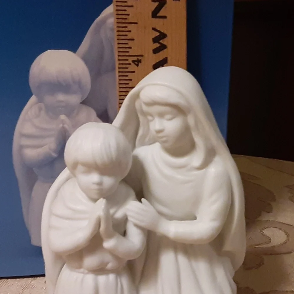 Avon Nativity Collectibles Children in Prayer Porcelain Figurine